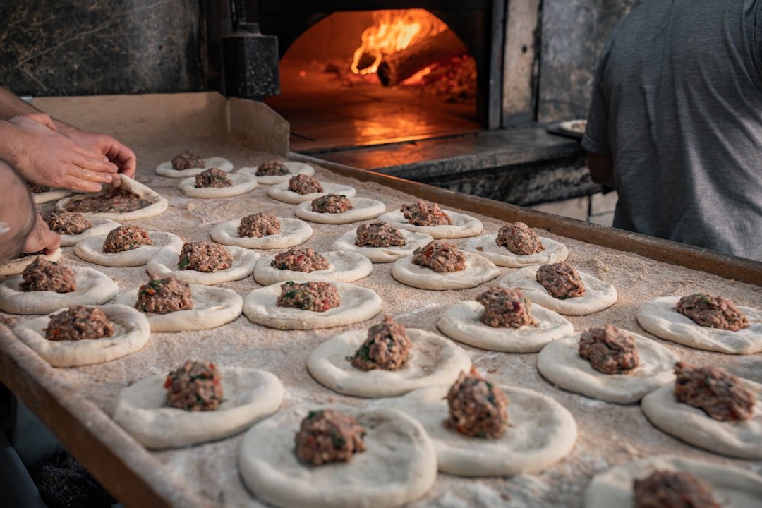 découvrez une recette savoureuse de pâte feuilletée garnie de viande hachée, facile à préparer et parfaite pour un repas gourmand.