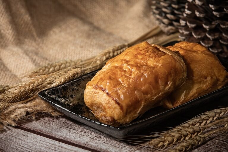 découvrez une recette savoureuse de pâté feuilleté à la viande hachée, facile à préparer pour un repas gourmand et rapide.