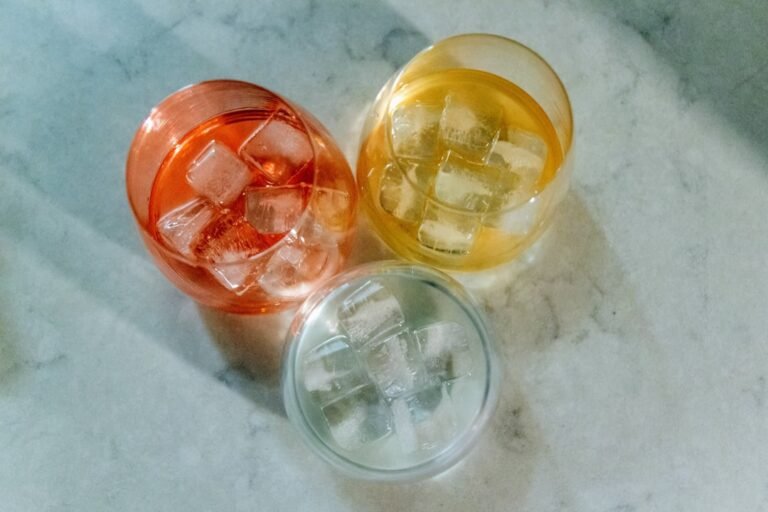 découvrez nos moules à glaçons pratiques et variés pour des cubes parfaits, idéals pour rafraîchir vos boissons avec style et facilité.