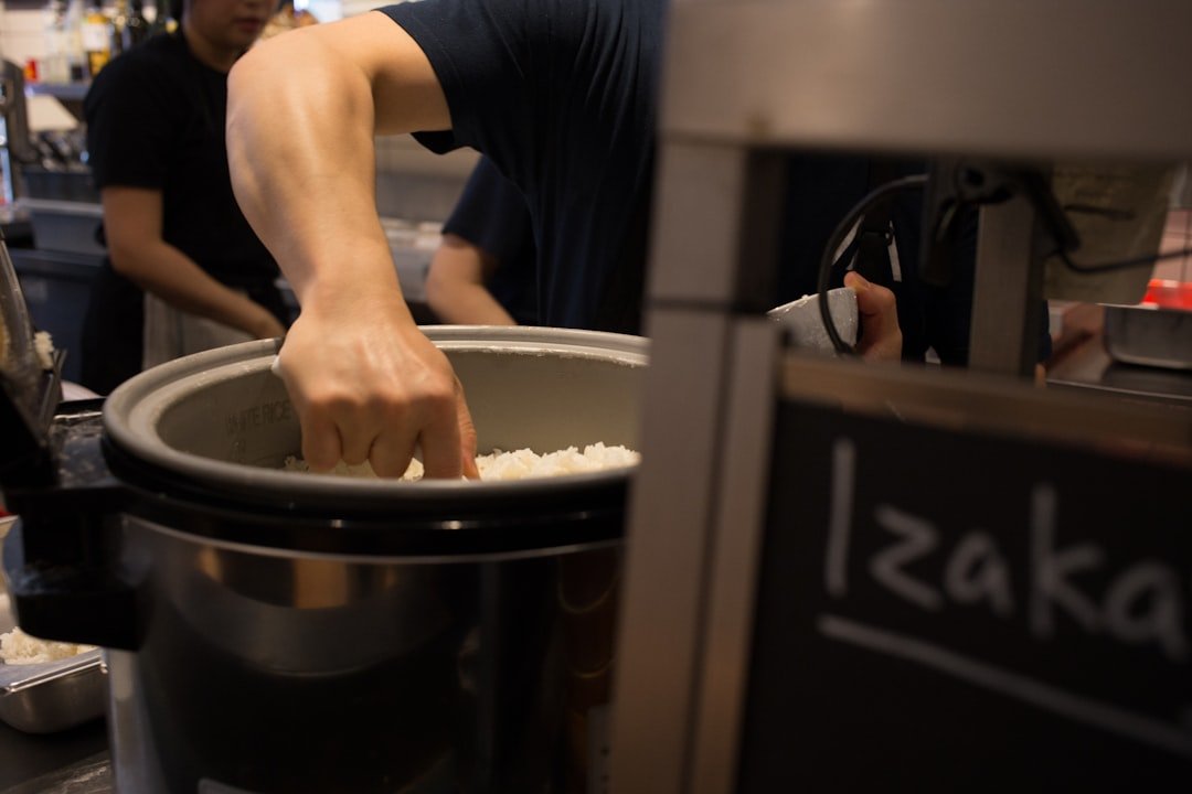 découvrez nos astuces pour conserver le riz cuit frais et savoureux plus longtemps, en évitant qu'il ne devienne dur ou sec.
