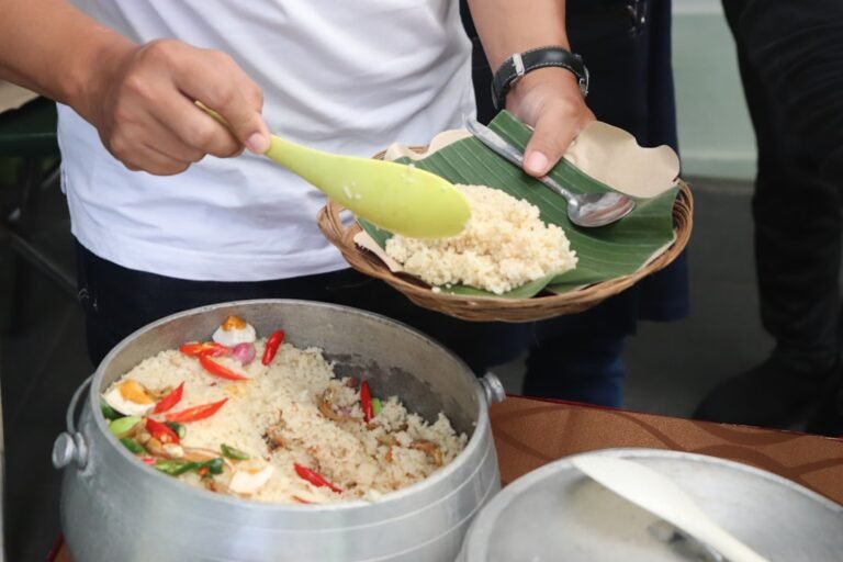 découvrez nos astuces pour conserver le riz cuit frais plus longtemps et éviter le gaspillage alimentaire.