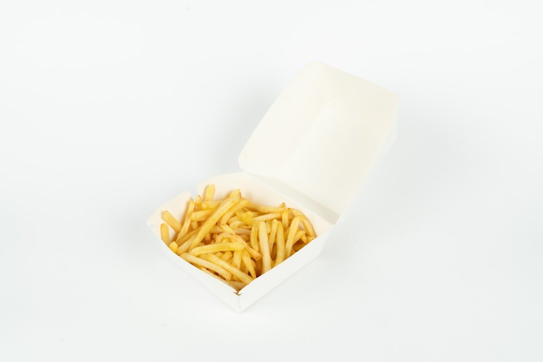 découvrez notre coupe-frites manuel, idéal pour découper facilement et rapidement des frites maison parfaites. simple d'utilisation et robuste, il vous garantit des frites uniformes à chaque utilisation.