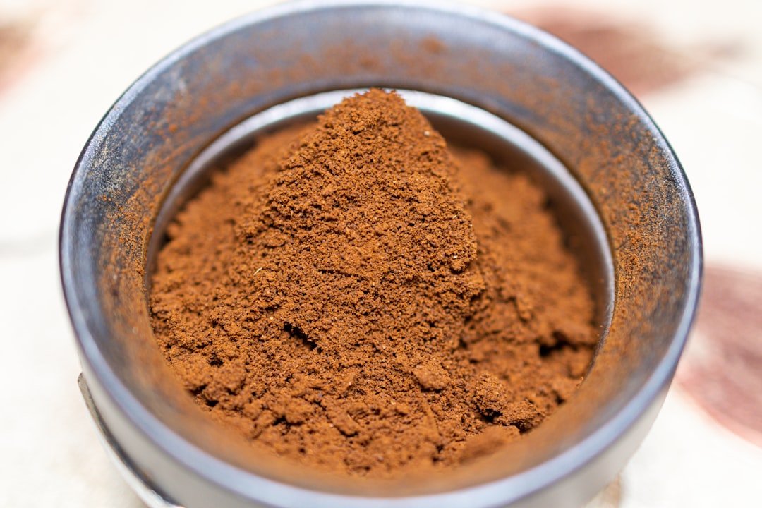 poudre de chocolat pour micro-ondes, idéale pour préparer rapidement boissons chaudes et desserts délicieux.