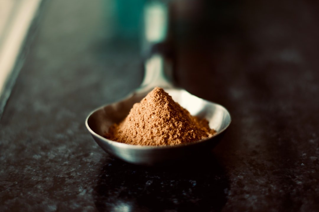 poudre de chocolat pour micro-ondes : facile et rapide à préparer pour des boissons chaudes savoureuses et réconfortantes.