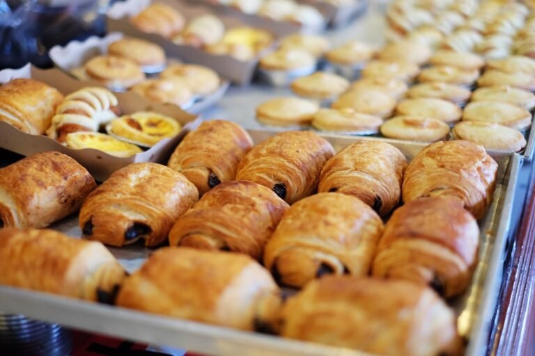découvrez notre sélection délicieuse de pâtisseries fraîches, alliant tradition et gourmandise pour régaler tous les palais.