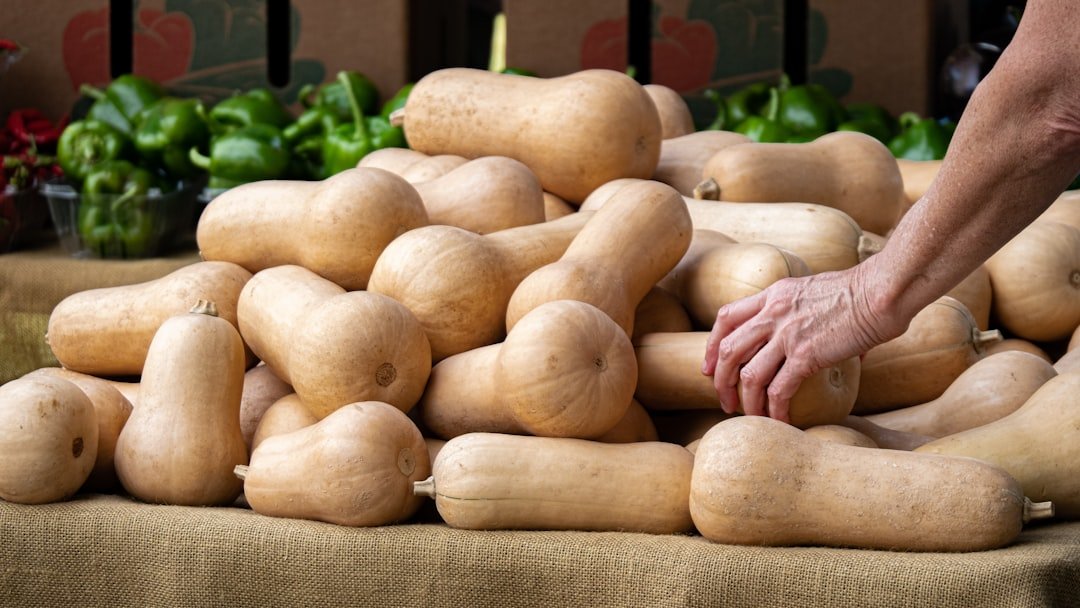 découvrez comment éplucher facilement une courge butternut grâce à nos astuces simples et rapides pour préparer vos recettes gourmandes.