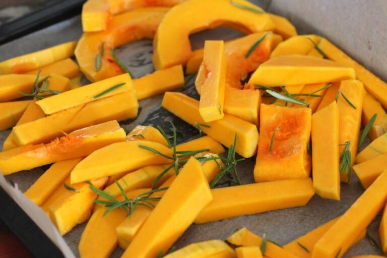 apprenez comment éplucher facilement une courge butternut avec nos astuces simples et rapides pour préparer vos recettes d'automne.