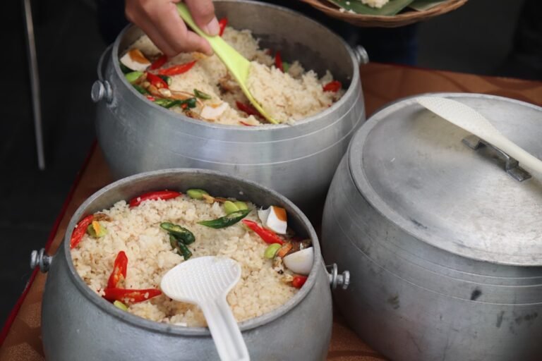 découvrez comment cuisiner parfaitement le riz thaïlandais avec notre guide simple et efficace pour un riz savoureux et moelleux à chaque fois.