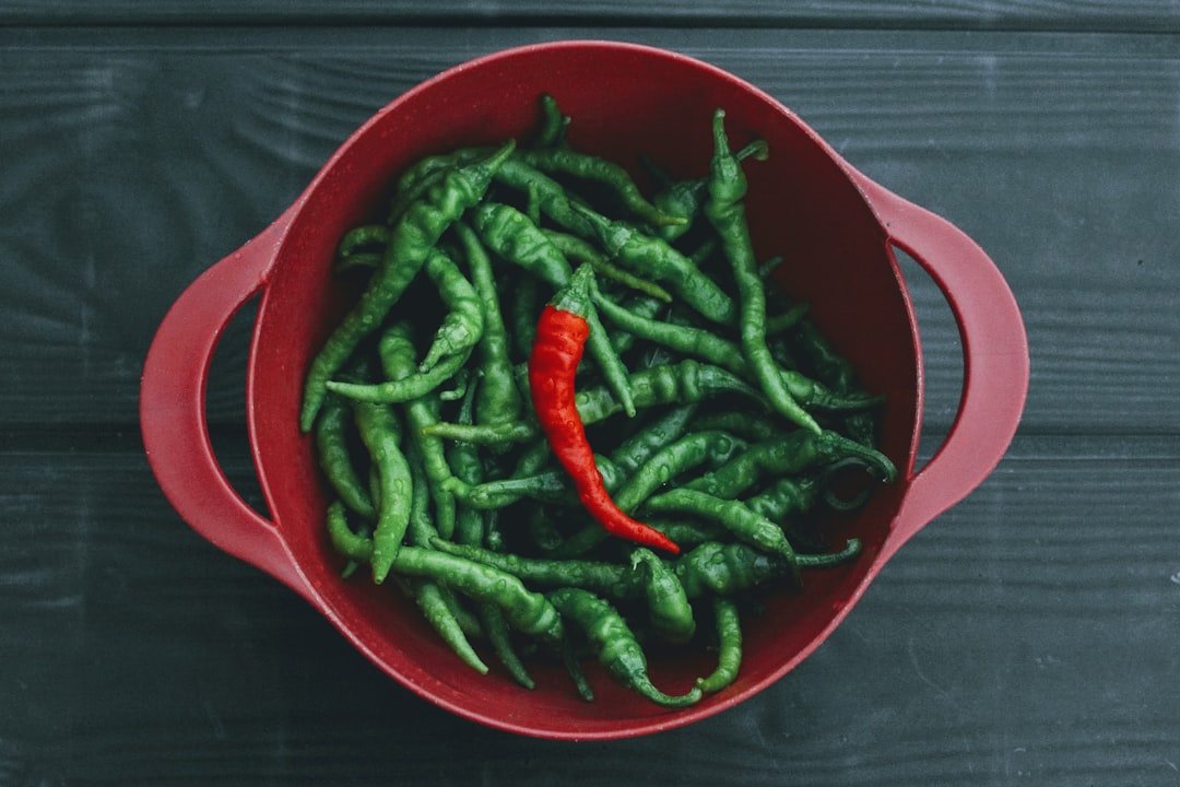 découvrez les meilleures méthodes pour préserver la fraîcheur des piments et profiter pleinement de leur saveur intense.