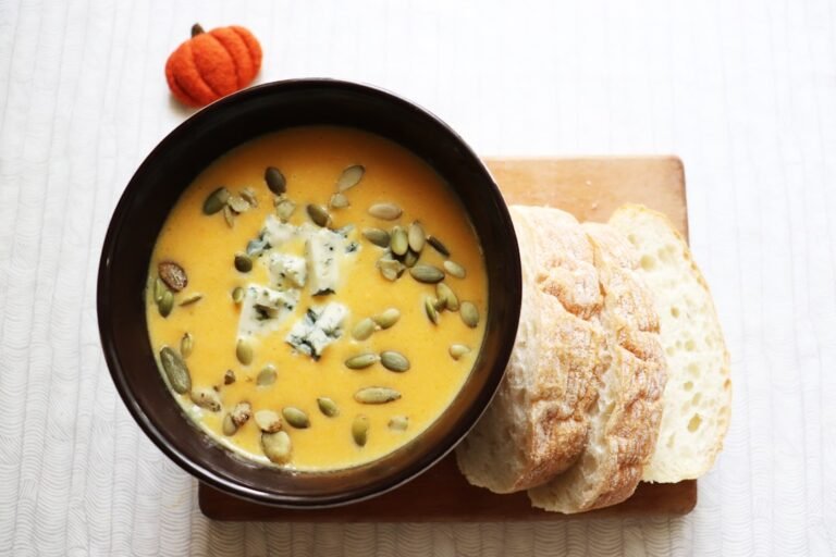 découvrez notre délicieuse recette de soupe à la citrouille, parfaite pour réchauffer vos soirées d'automne avec une touche douce et épicée.