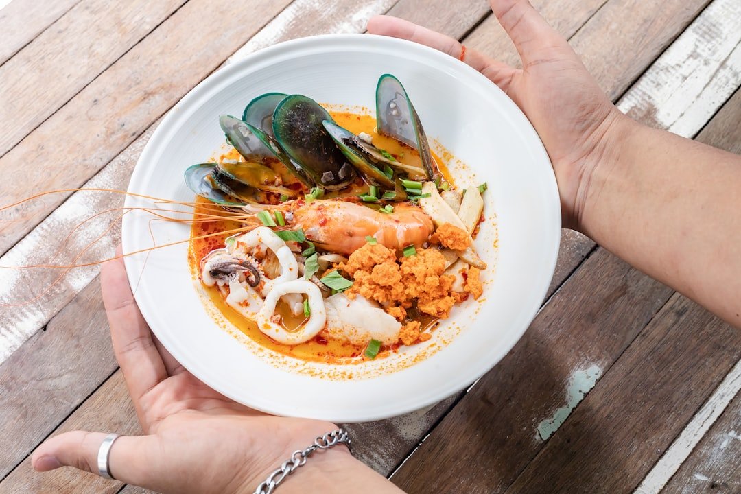 découvrez notre recette unique de choucroute aux fruits de mer, alliant la tradition alsacienne à la fraîcheur de la mer pour un repas savoureux et original.