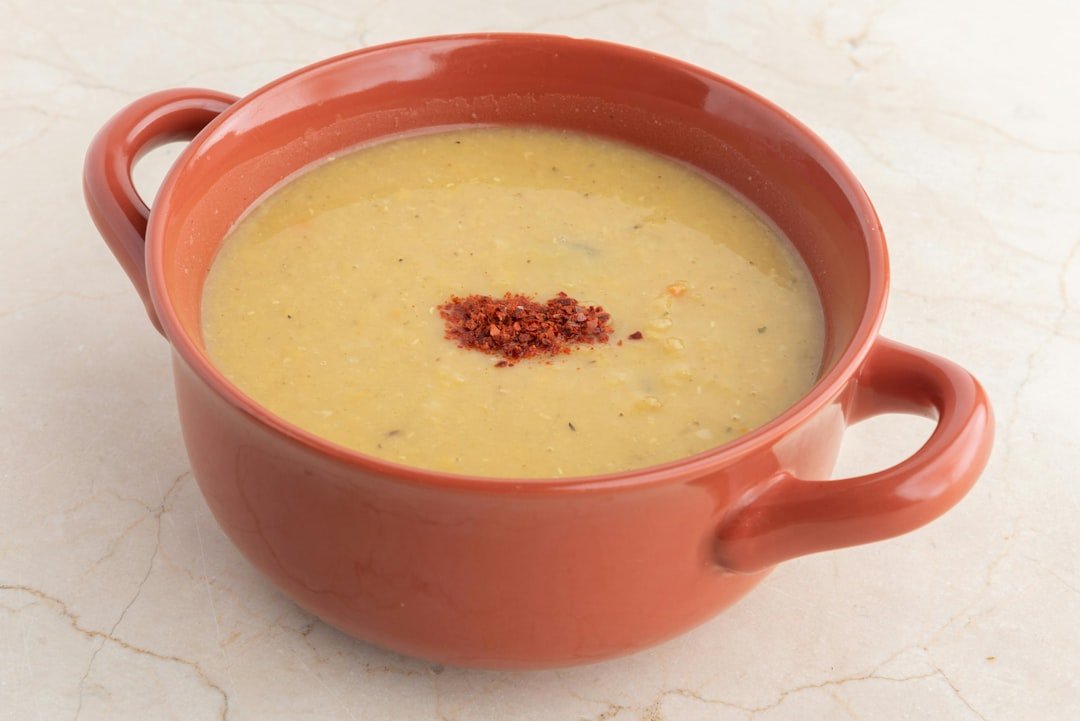 une délicieuse soupe de pois cassés riche en saveurs, parfaite pour réchauffer vos repas avec une touche saine et réconfortante.
