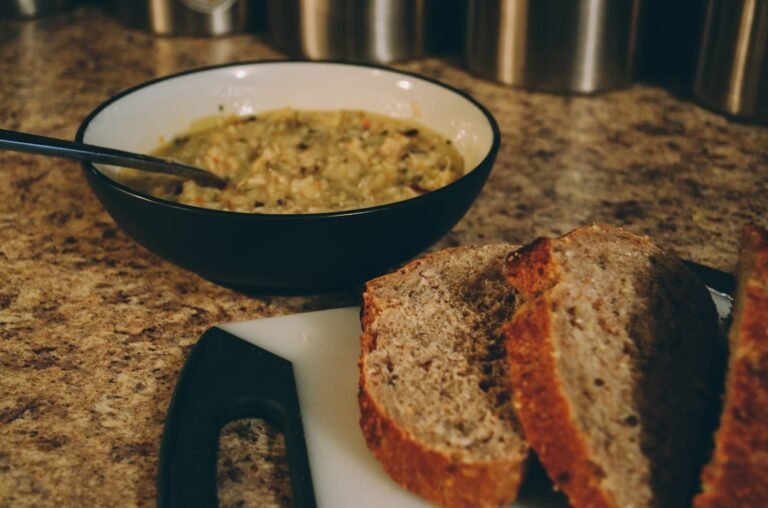 découvrez notre recette traditionnelle de soupe aux pois cassés, une soupe réconfortante, saine et facile à préparer, idéale pour les repas d'hiver.