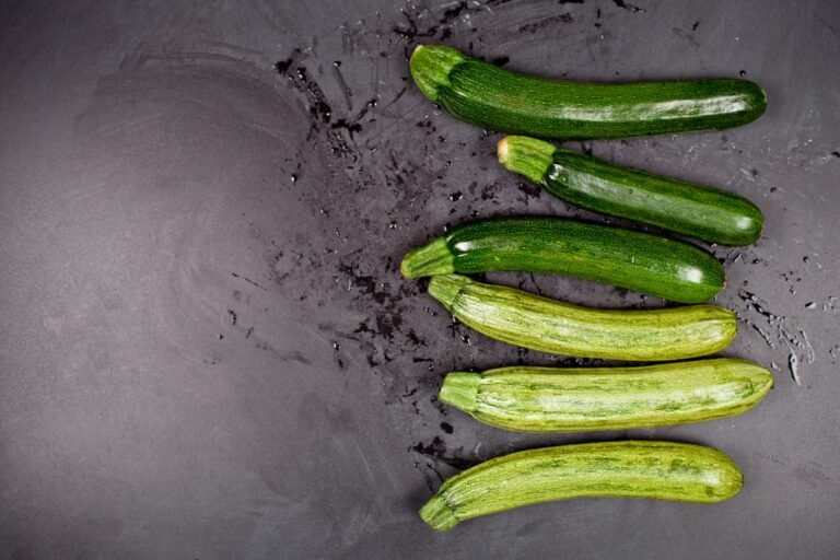découvrez comment peler des courgettes facilement avec notre guide pratique. astuces et conseils pour préparer vos courgettes rapidement et sans gaspillage.