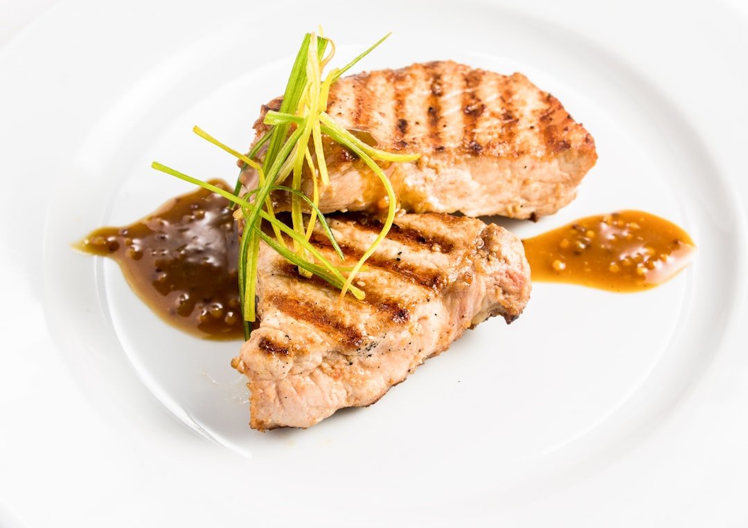 découvrez comment préparer de délicieuses côtelettes de porc croustillantes et savoureuses grâce à la friteuse à air, pour un plat rapide et léger.