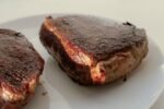 découvrez comment préparer des côtelettes de porc parfaitement croustillantes et savoureuses grâce à la friteuse à air. une recette simple et rapide pour un repas délicieux et léger.