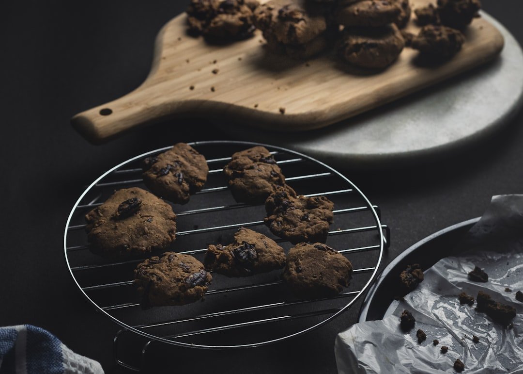 support pour friteuse à air permettant de cuire plusieurs aliments simultanément, optimisant l'espace et assurant une cuisson uniforme.