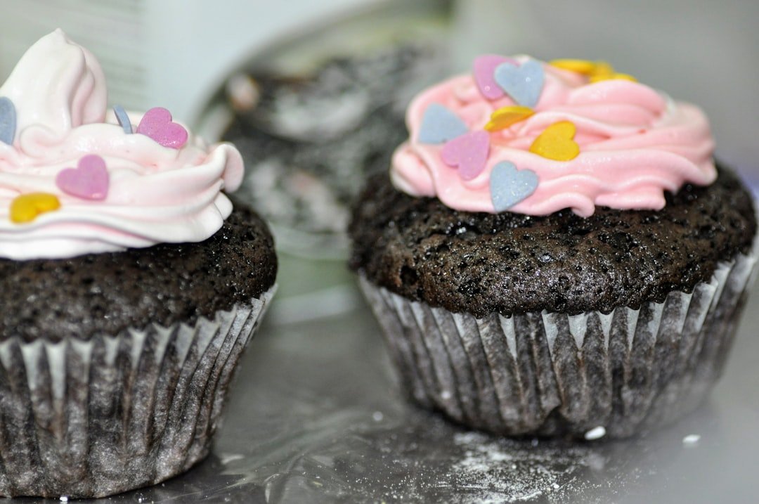 découvrez notre délicieuse recette de glaçage au chocolat, parfaite pour sublimer gâteaux et cupcakes avec une touche gourmande et onctueuse.