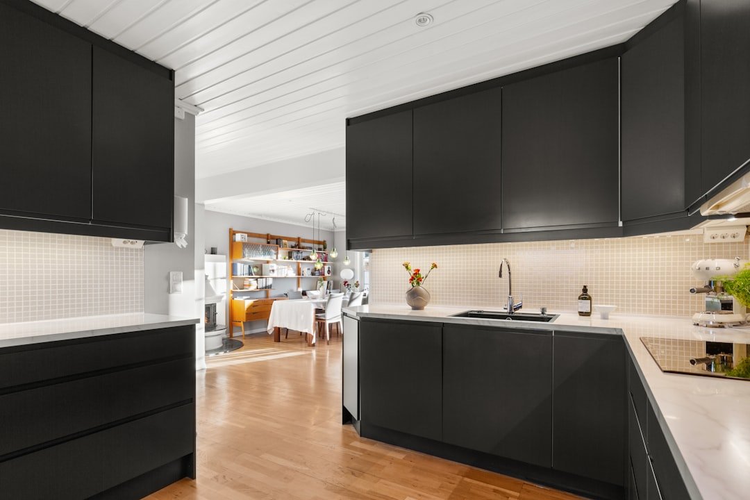 découvrez comment nettoyer les portes d'armoires de cuisine noires sans laisser de traces, pour un résultat impeccable et brillant.