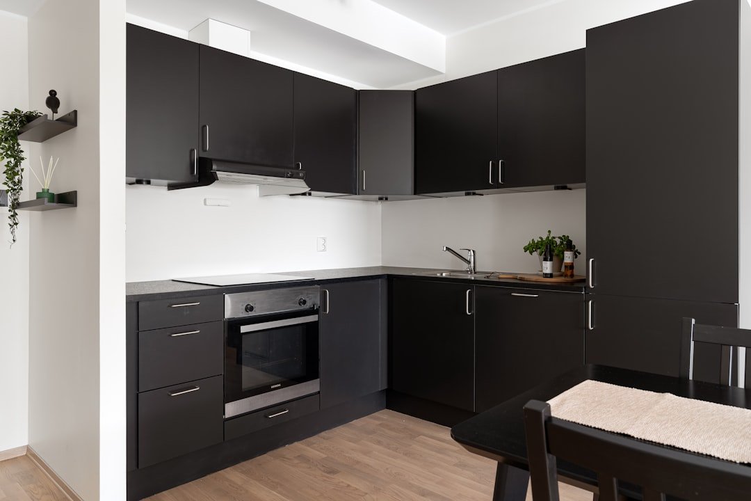 découvrez comment nettoyer les portes d'armoires de cuisine noires sans laisser de traces, pour un rendu impeccable et brillant.