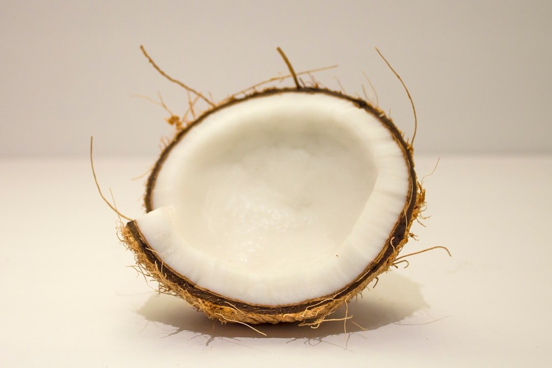 découvrez les meilleures techniques pour ouvrir une noix de coco facilement et en toute sécurité. astuces simples et efficaces pour profiter rapidement de son eau et de sa chair délicieuse.