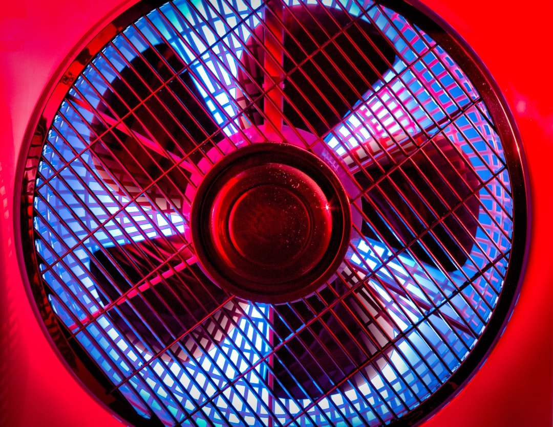 découvrez le ventilateur 2-en-1 alliant performance et polyvalence pour un confort optimal toute l'année.