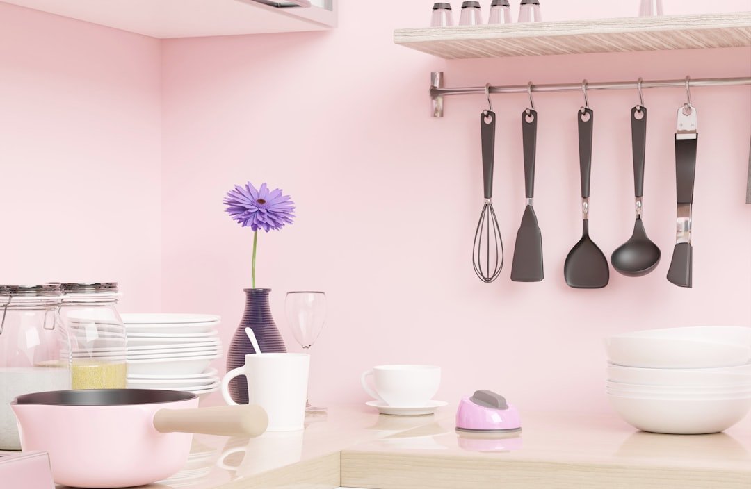 découvrez des astuces et conseils pratiques pour organiser votre cuisine efficacement et gagner de l'espace tout en améliorant votre confort culinaire.