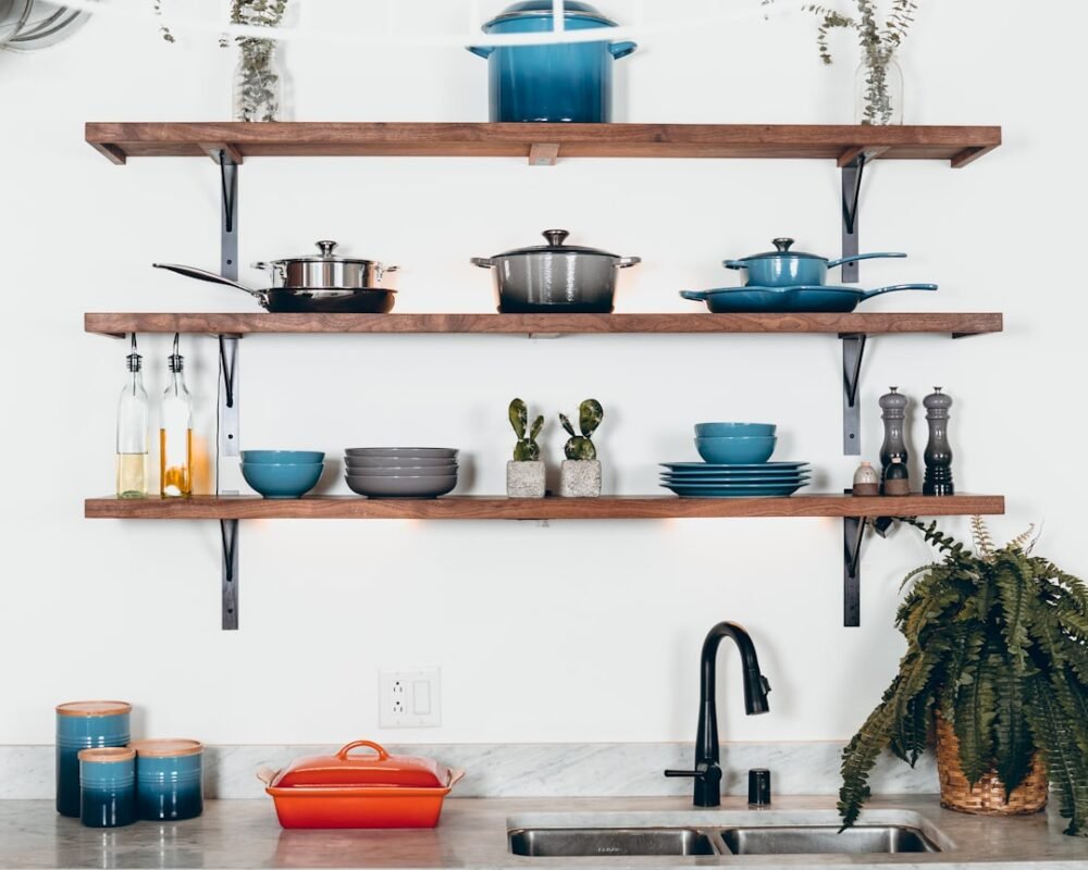 découvrez des astuces et solutions pratiques pour une organisation de cuisine optimale, alliant rangement efficace et gain de temps.