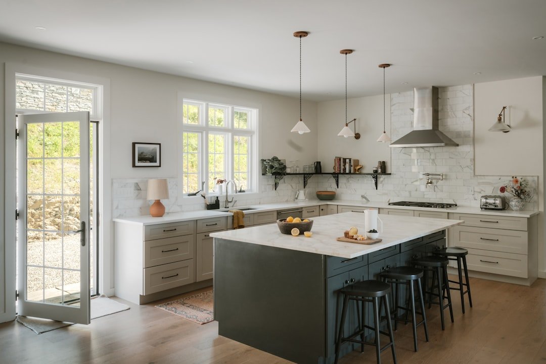 découvrez des astuces et conseils pratiques pour organiser efficacement votre cuisine, optimiser l'espace et garder un environnement propre et ordonné.