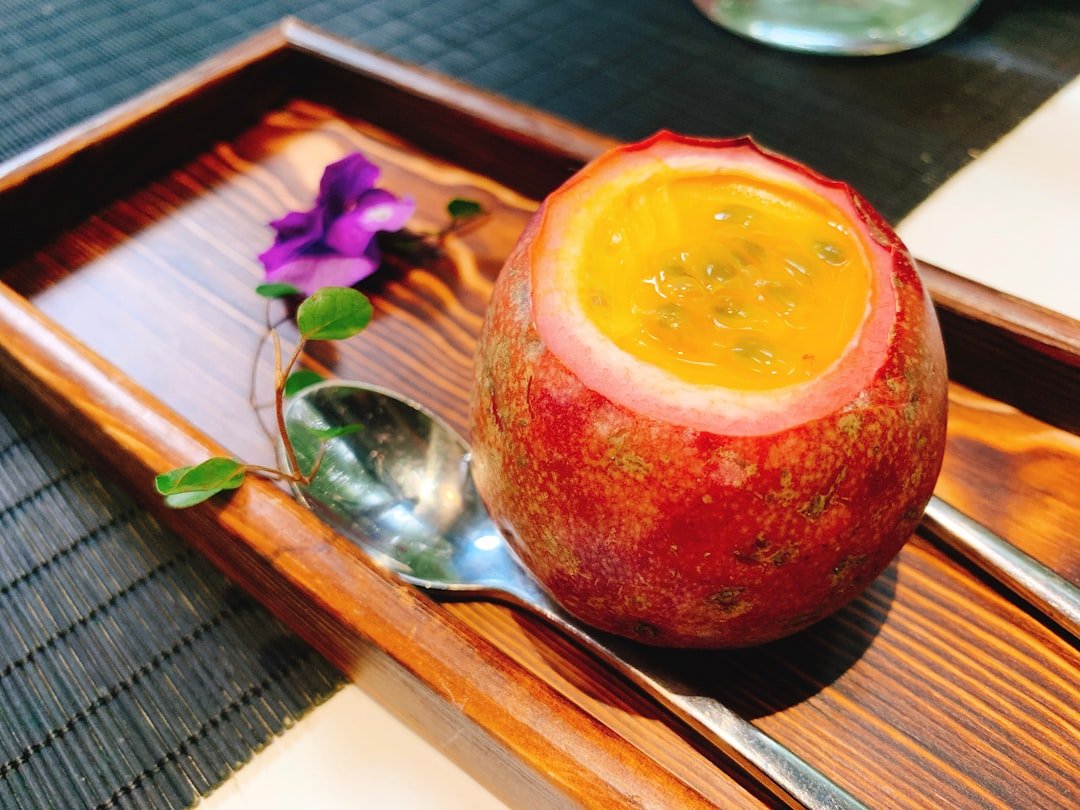 découvrez nos techniques efficaces pour peler le fruit de la passion facilement et savourer toute sa fraîcheur et son exotisme.
