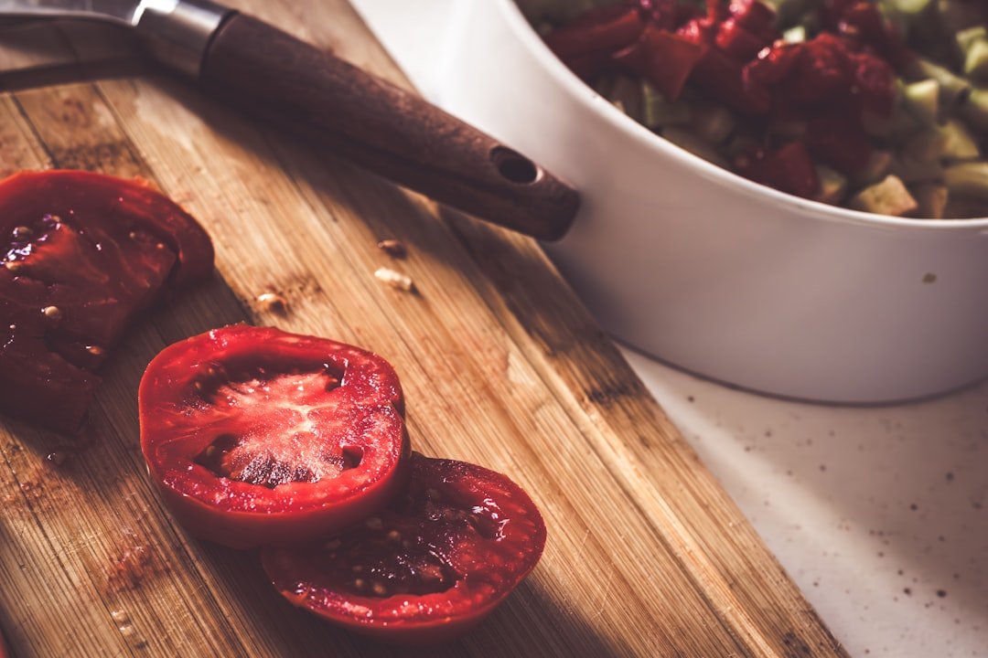 découvrez comment peler des tomates facilement et rapidement pour sublimer vos recettes avec des fruits parfaitement épluchés.