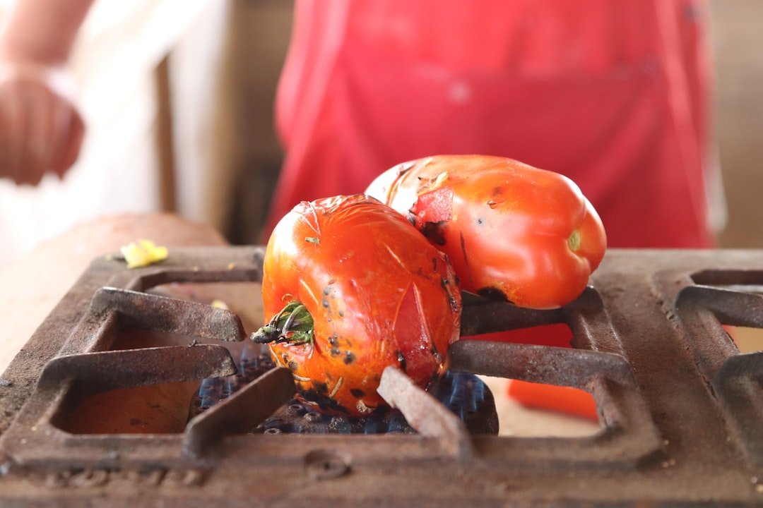 découvrez comment peler des tomates facilement et rapidement pour vos recettes culinaires grâce à nos astuces simples et efficaces.