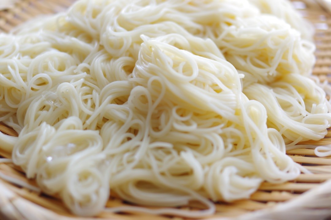 découvrez comment préparer des nouilles de riz parfaitement cuites, légères et savoureuses, idéales pour accompagner toutes vos recettes asiatiques préférées.