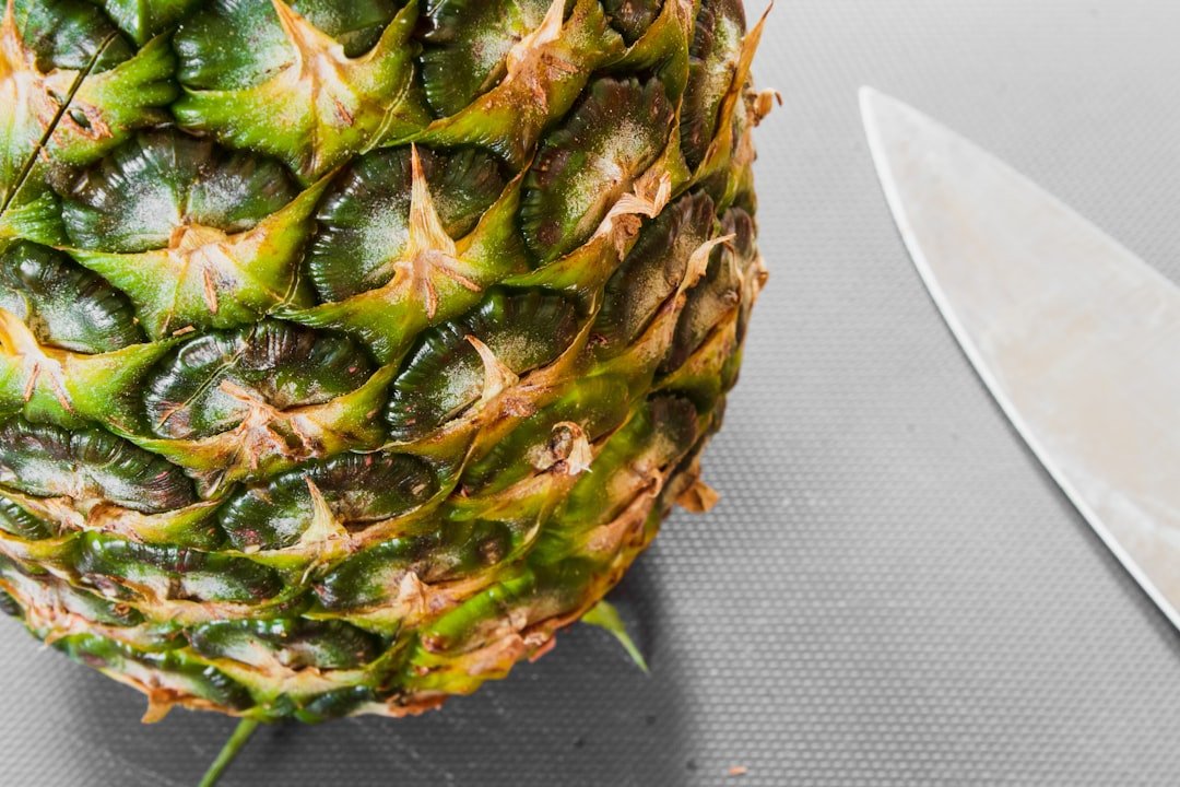 découvrez comment peler un ananas facilement et rapidement grâce à nos astuces simples et efficaces.