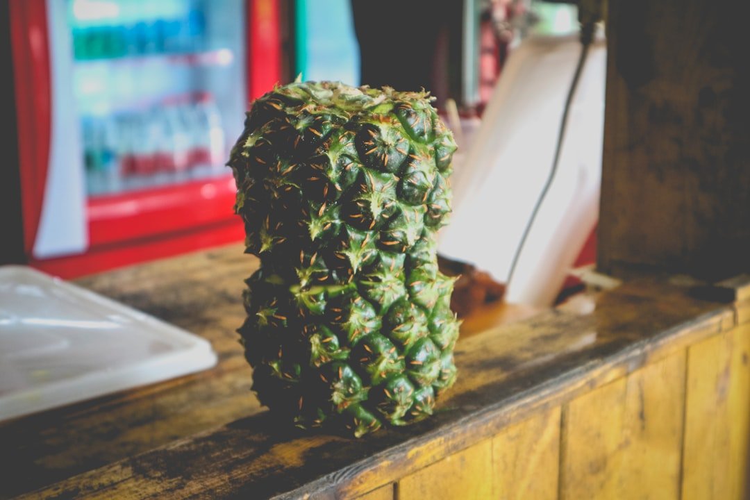 découvrez comment éplucher un ananas facilement et rapidement grâce à nos astuces simples et efficaces.