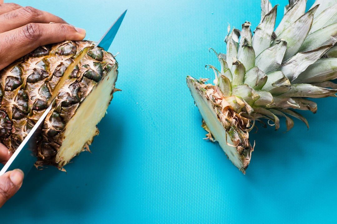 apprenez à éplucher l'ananas facilement et rapidement avec nos astuces simples et efficaces pour un fruit prêt à déguster.