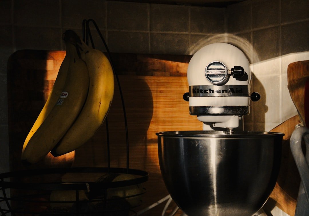 découvrez notre robot de cuisine polyvalent et performant, idéal pour pétrir, mixer et préparer toutes vos recettes avec facilité.