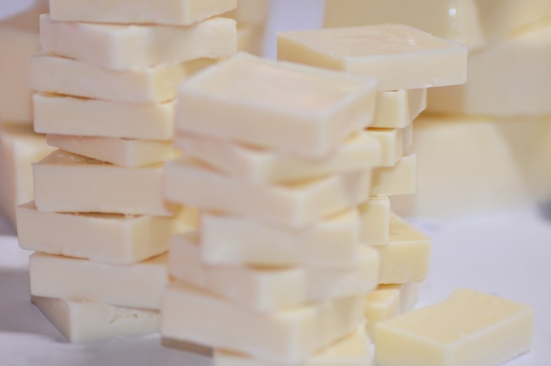 découvrez comment faire fondre le chocolat blanc parfaitement pour des desserts onctueux et gourmands.