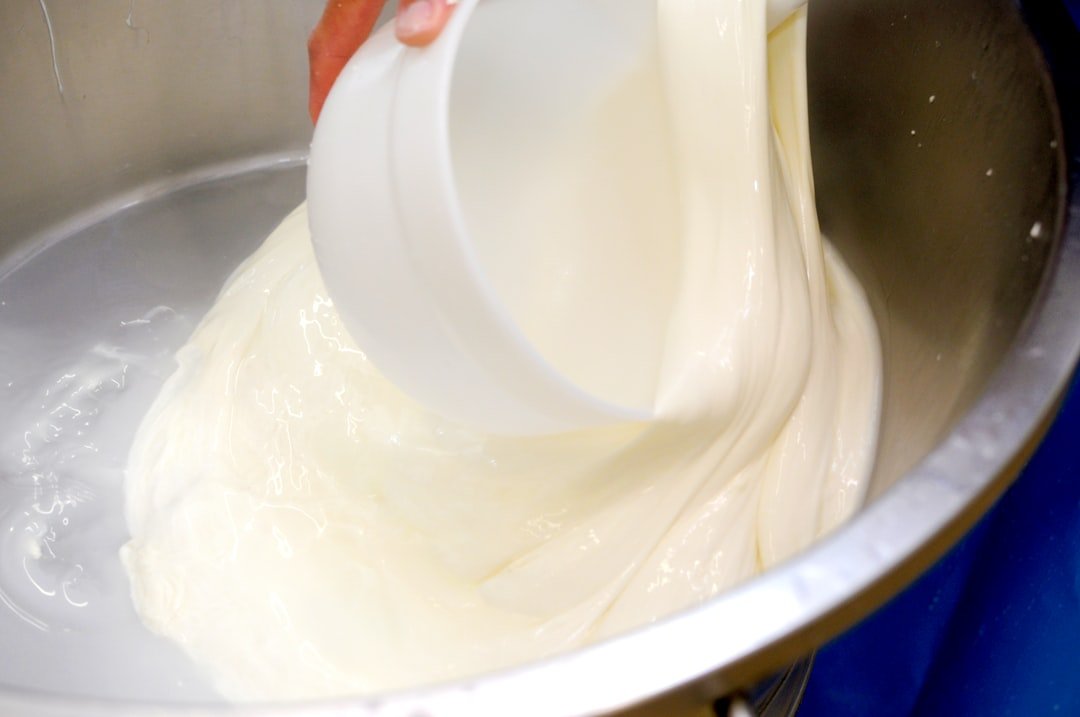 découvrez la douceur fondante du chocolat blanc, parfait pour des desserts gourmands et faciles à réaliser.