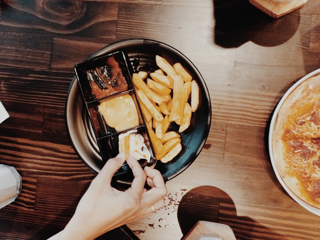 découvrez les avantages de la friteuse à air : cuisinez rapidement des plats croustillants et sains avec peu ou pas d'huile.