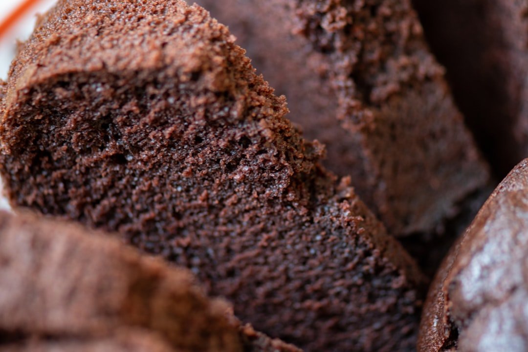 découvrez comment préparer un délicieux gâteau moelleux et rapide grâce à la friteuse à air. recettes simples et astuces pour réussir votre cake à la perfection.