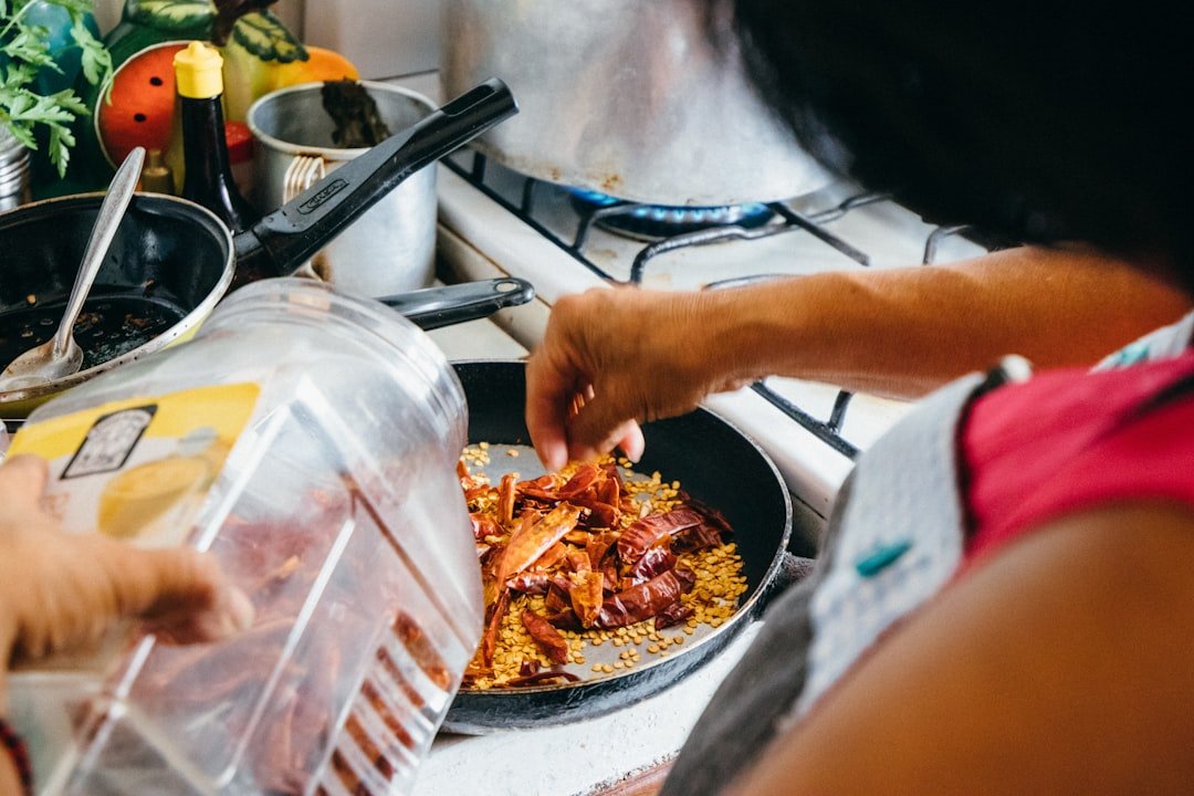 découvrez comment cuisiner facilement et rapidement avec une friteuse à air, pour des repas sains et savoureux sans huile.