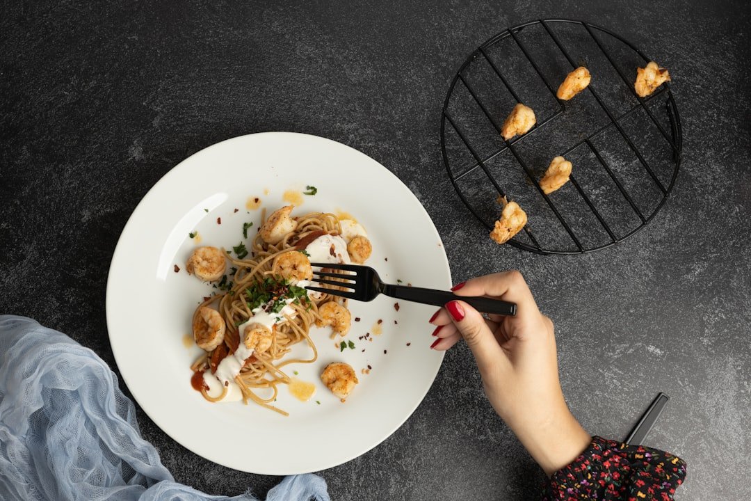 découvrez comment cuisiner facilement et rapidement avec une friteuse à air pour des plats savoureux et sains.