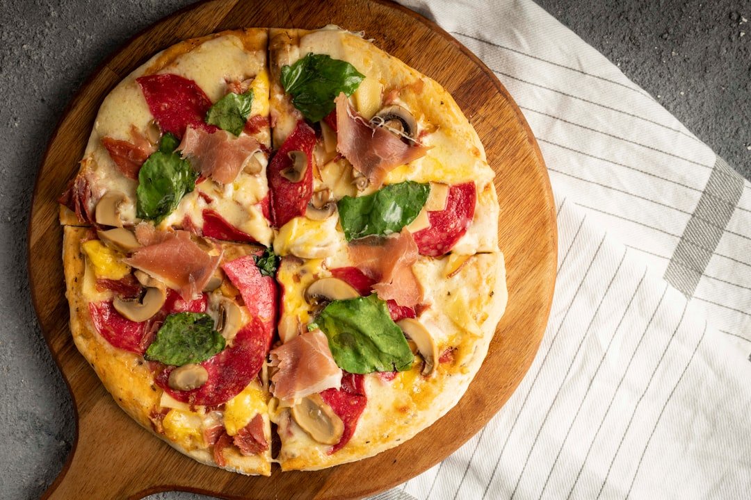 découvrez comment préparer une délicieuse pizza croustillante et savoureuse grâce à la friteuse à air. recette simple et rapide pour un repas parfait.