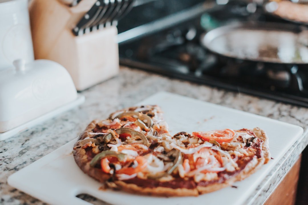 découvrez comment préparer une pizza savoureuse et croustillante grâce à la friteuse à air. une recette rapide et facile pour un repas gourmand à partager.