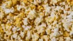 découvrez comment préparer du popcorn croustillant et sain avec votre friteuse à air. recette simple et rapide pour un snack délicieux.