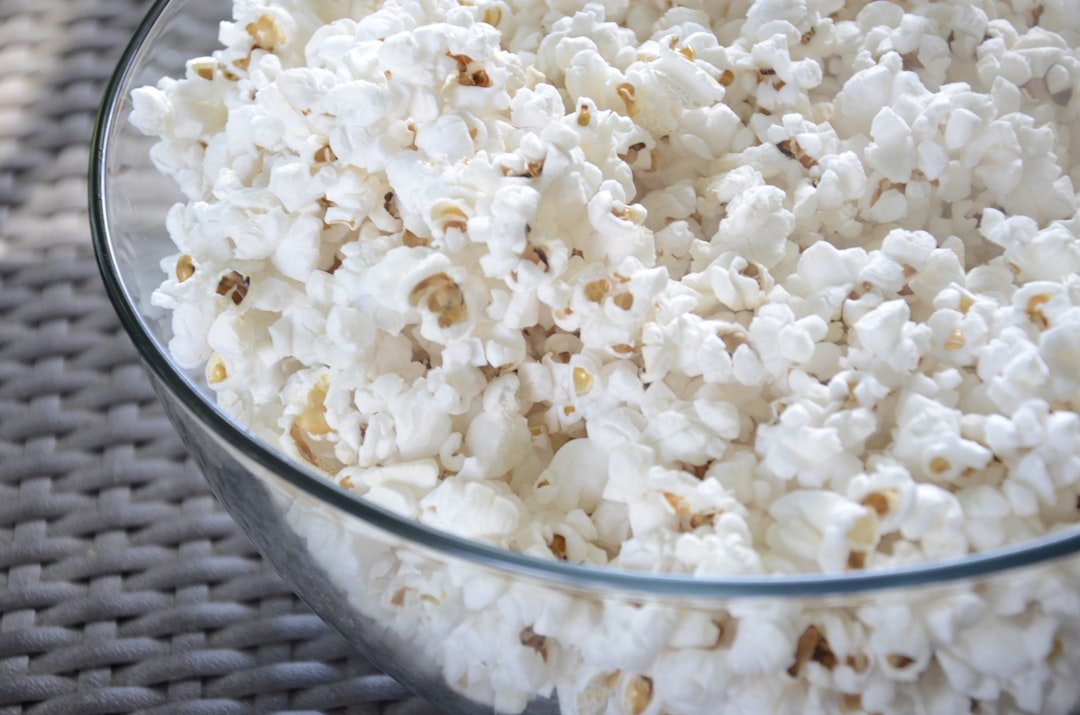 découvrez comment préparer un popcorn délicieux et croustillant avec une friteuse à air, pour une collation saine et rapide.