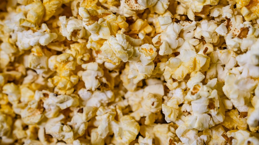 découvrez comment préparer du popcorn croustillant et sain avec votre friteuse à air. recette simple et rapide pour un snack délicieux.