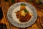découvrez une recette savoureuse de joue de bœuf, tendre et pleine de goût, parfaite pour un repas convivial et réconfortant.