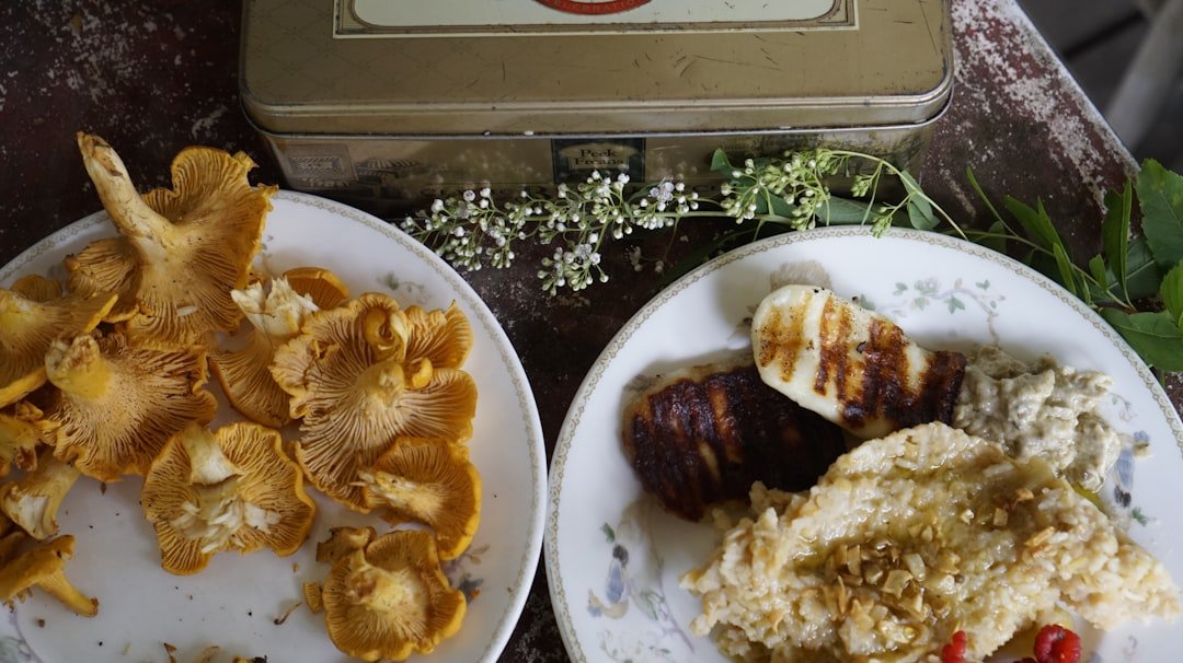 découvrez des astuces de cuisine pour préparer et sublimer les chanterelles, des champignons savoureux et parfumés.